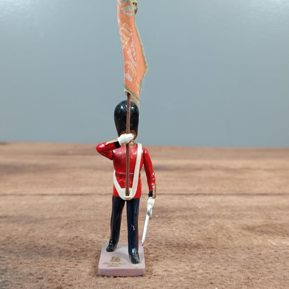 Buckingham Palace British Guard Metal Soldier Figurine Flag 1990 England Red